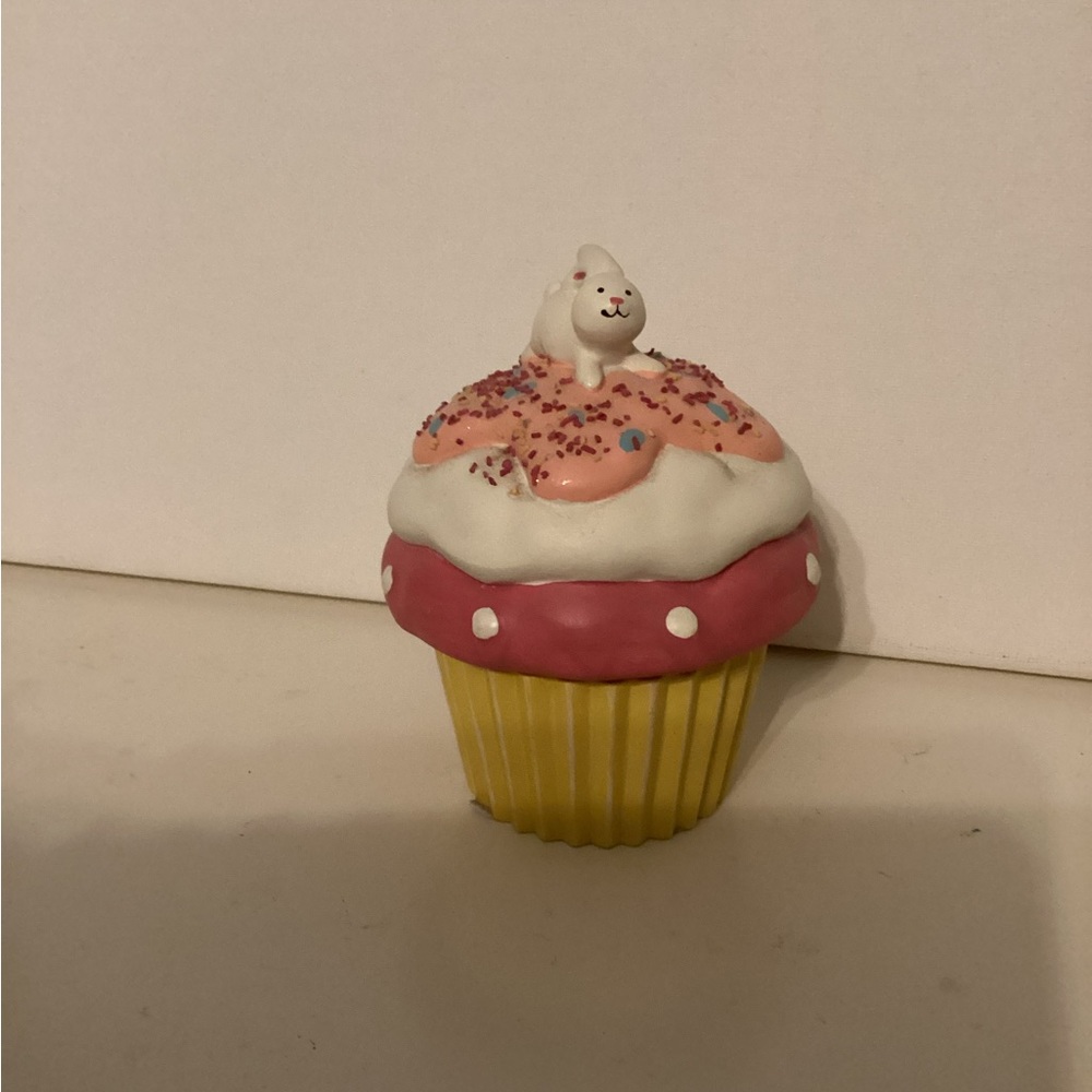4/$15 🌻 Ceramic Bunny Cupcake Candle - Picture 5 of 6